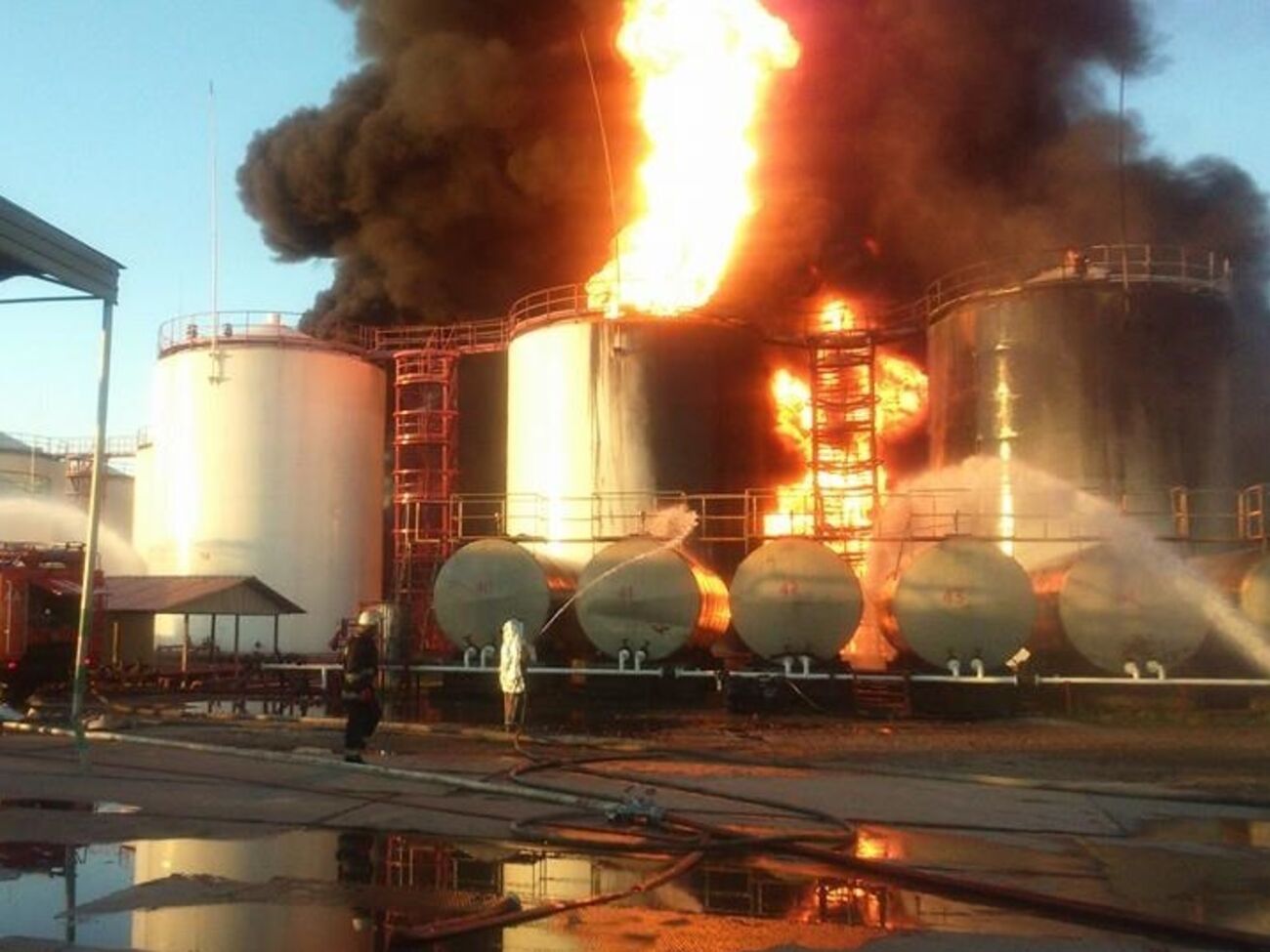 По данным МВД, причина пожара на нефтебазе была технической