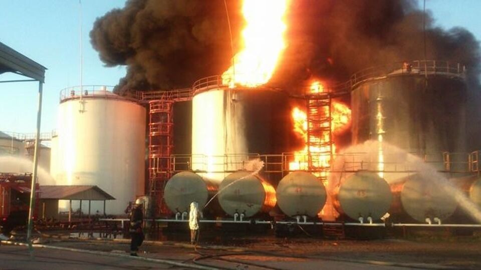 По данным МВД, причина пожара на нефтебазе была технической