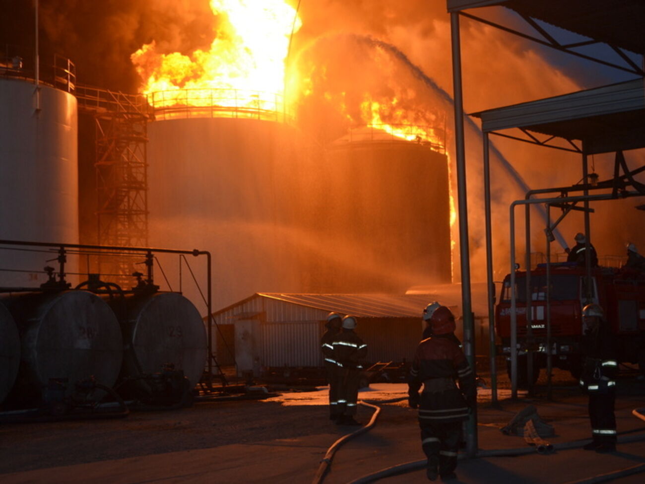 Пожар пока не удалось погасить