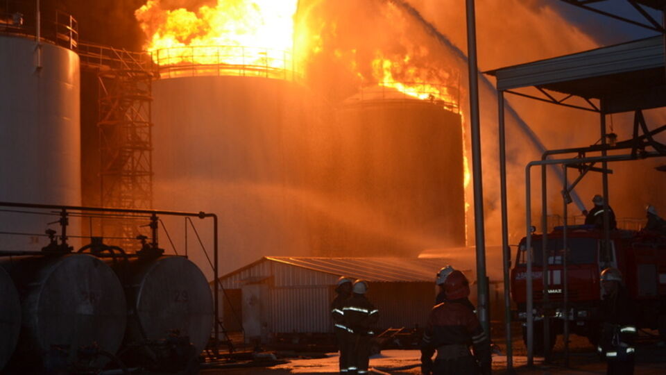 Пожар пока не удалось погасить