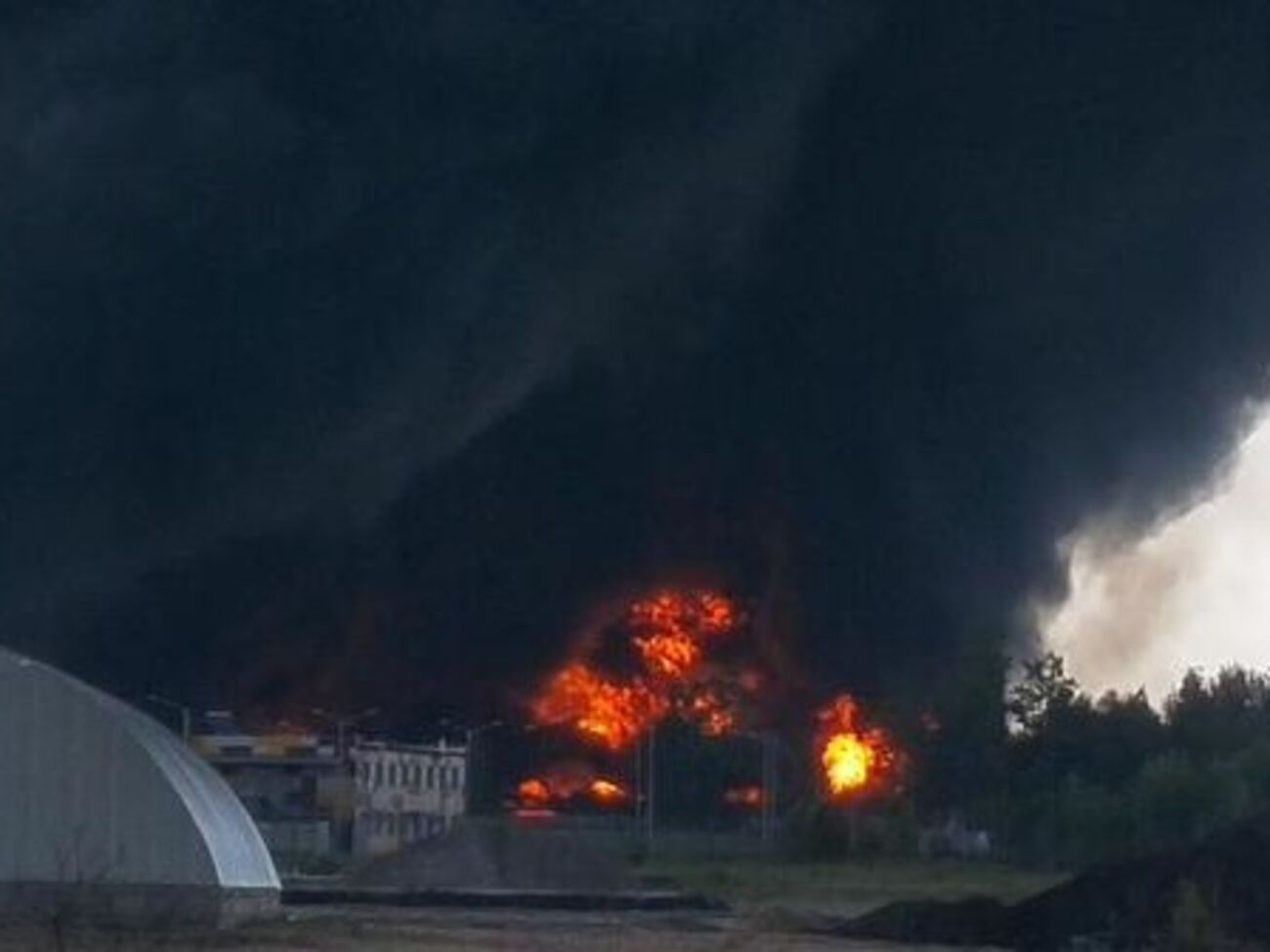 Вблизи пожара находится воинская часть