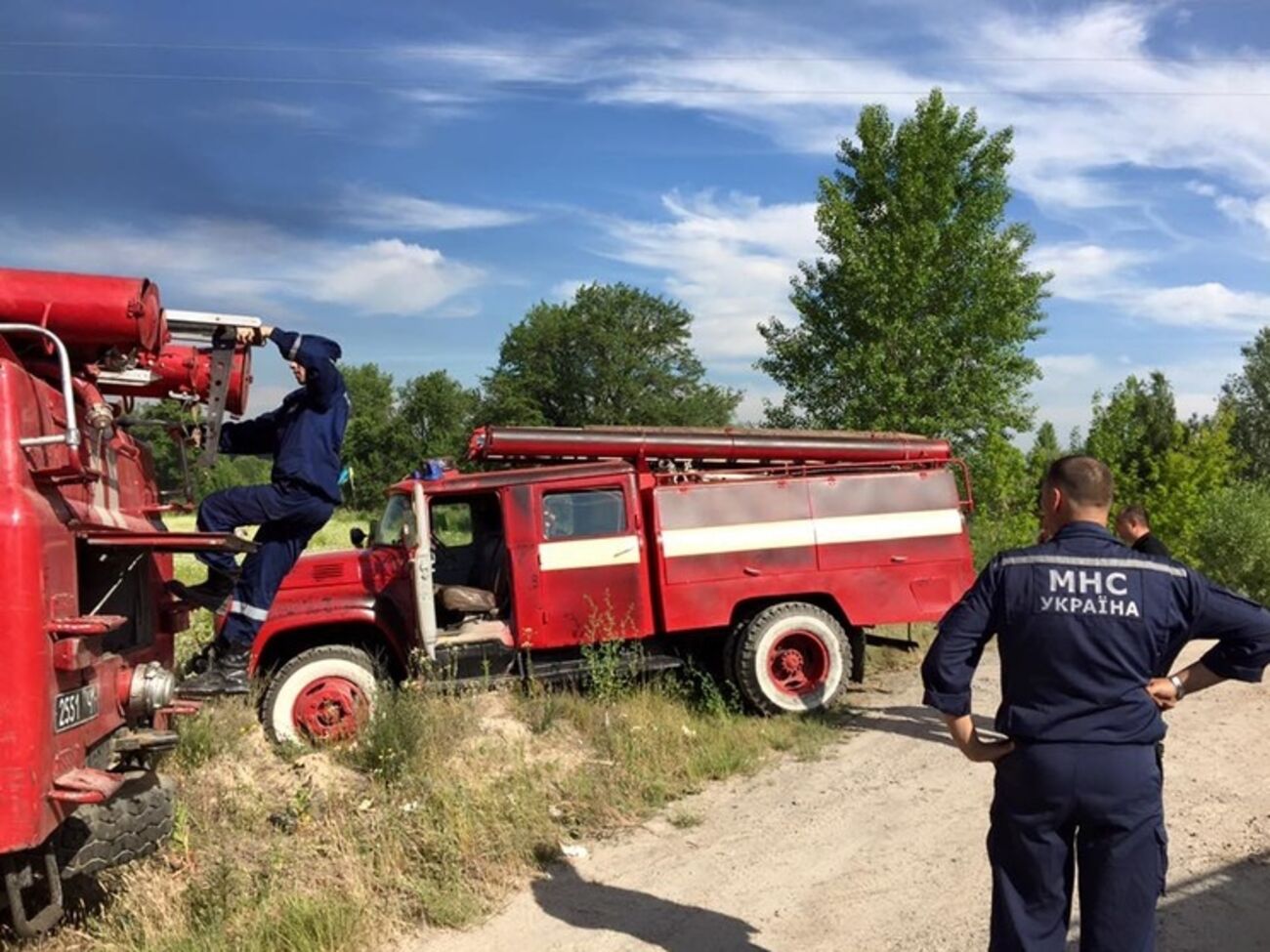 Под Киевом второй день горит нефтебаза