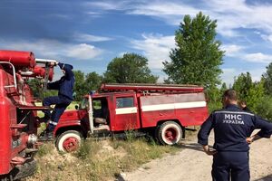 Под Киевом второй день горит нефтебаза