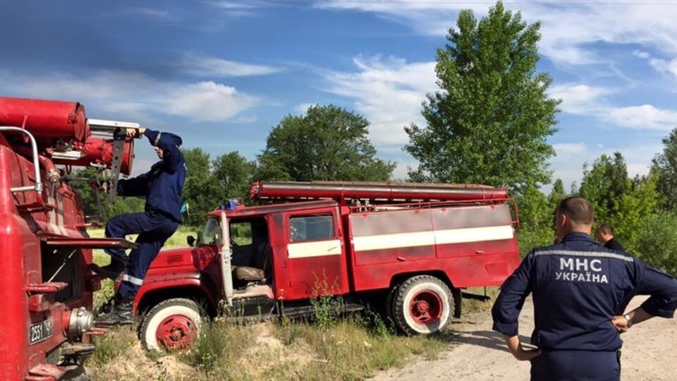 Под Киевом второй день горит нефтебаза