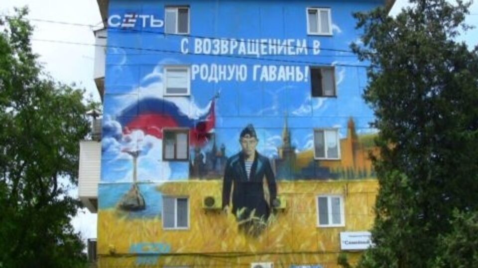 СМИ: Краска на правой щеке Путина начинает расплываться на воротник пиджака