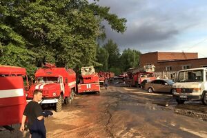 Спасатели остановили распостранение пожара на лес