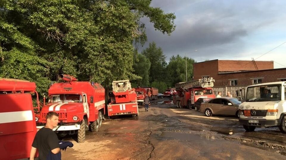 Спасатели остановили распостранение пожара на лес