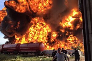 Пожар на нефтебазе под Киевом вспыхнул 8 июня. Вначале сообщалось, что он перекинулся на три резервуара, но за прошедшие сутки его площадь существенно увеличилась