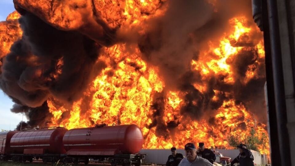 Пожар на нефтебазе под Киевом вспыхнул 8 июня. Вначале сообщалось, что он перекинулся на три резервуара, но за прошедшие сутки его площадь существенно увеличилась