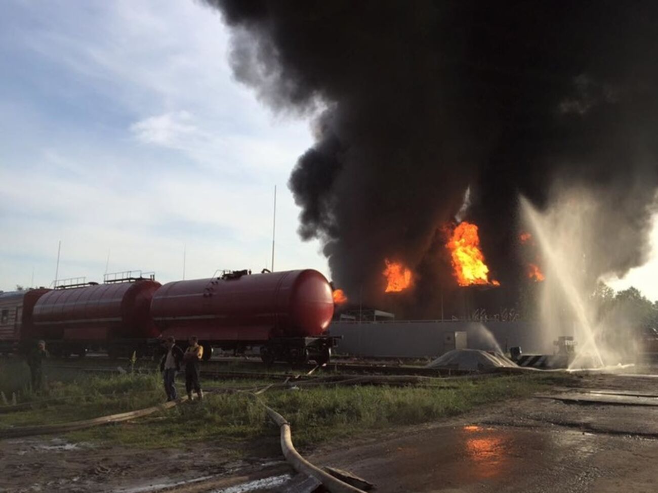 Нефтебаза под Киевом горит почти сутки