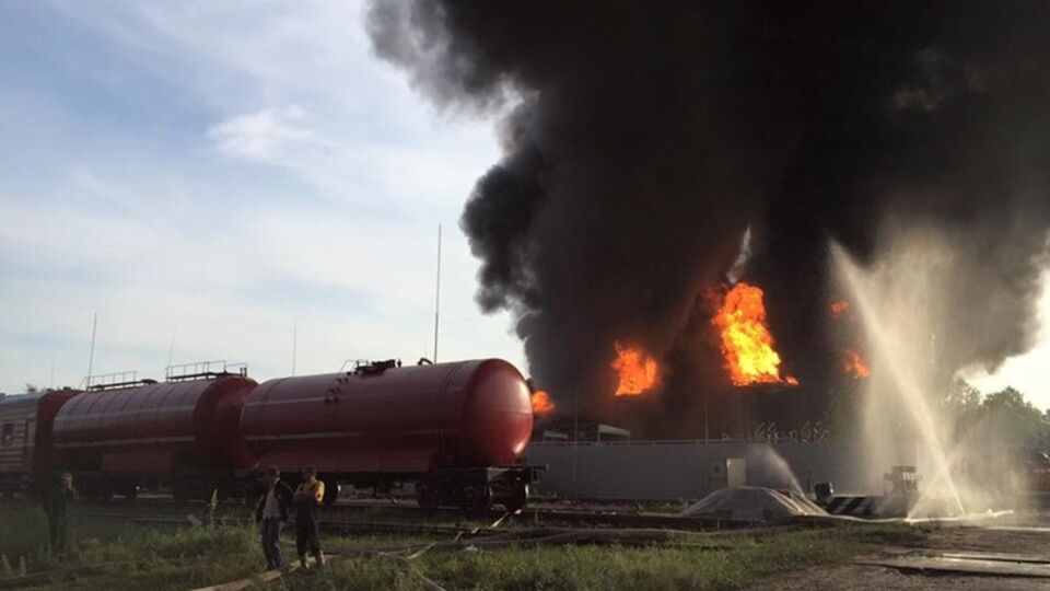 Нефтебаза под Киевом горит почти сутки