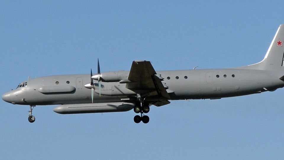 Российский самолет ИЛ-20 предназначен для разведки и радиоэлектронной борьбы