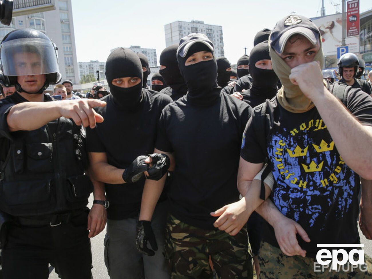 В результате столкновений на "Марше равенства" пострадали 11 сотрудников милиции и несколько активистов