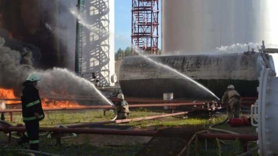 На нефтебазе под Киевом пожарные приступили к локализации пожара