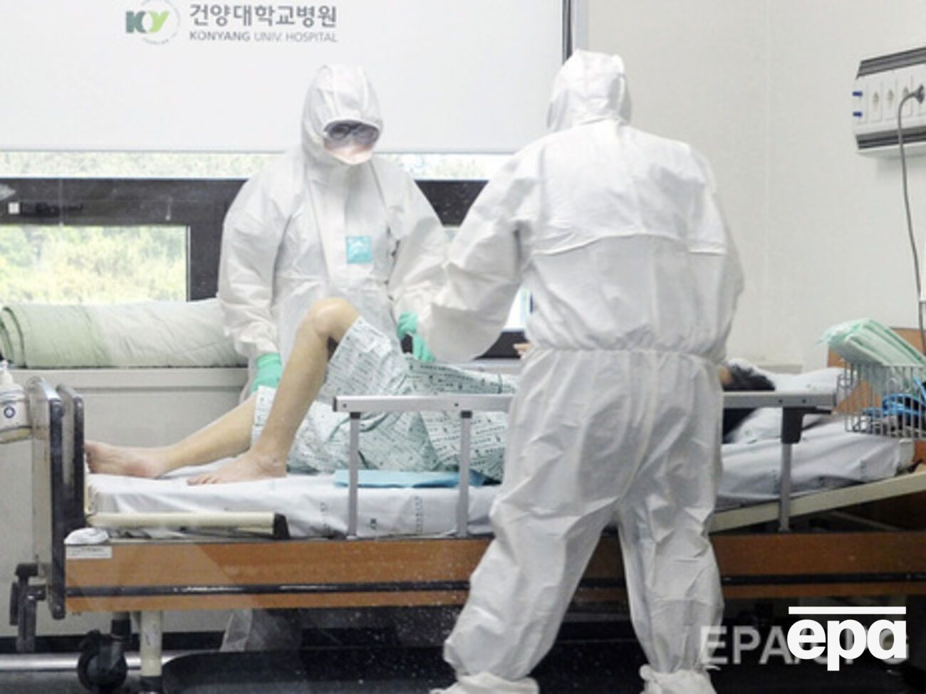 По наблюдениям ВОЗ, вирус MERS передается от человека к человеку после тесного продолжительного контакта.