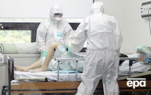 По наблюдениям ВОЗ, вирус MERS передается от человека к человеку после тесного продолжительного контакта.