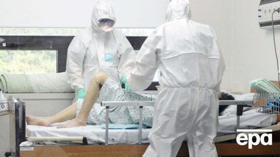 По наблюдениям ВОЗ, вирус MERS передается от человека к человеку после тесного продолжительного контакта.