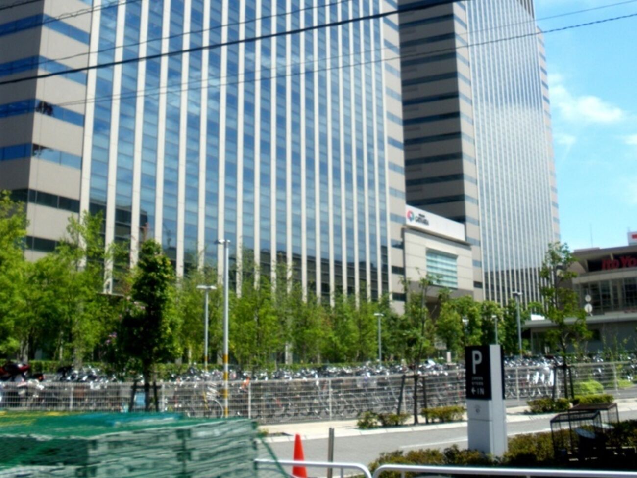 Из-за поста сотрудницы в "Твиттере" банк оказался в центре скандала