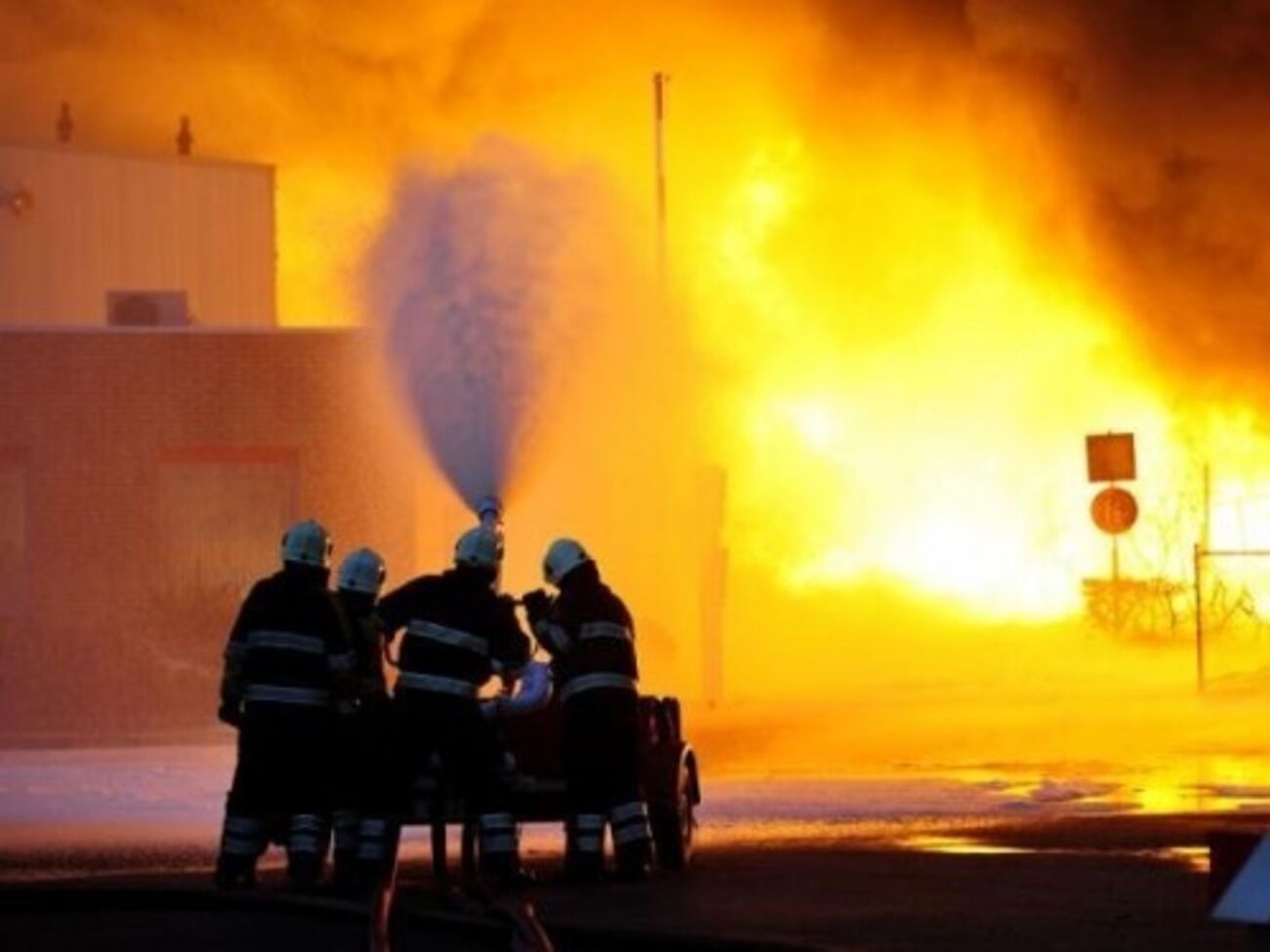 Спасатели планируют потушить пожар в течение суток