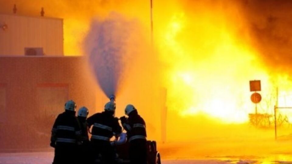 Спасатели планируют потушить пожар в течение суток