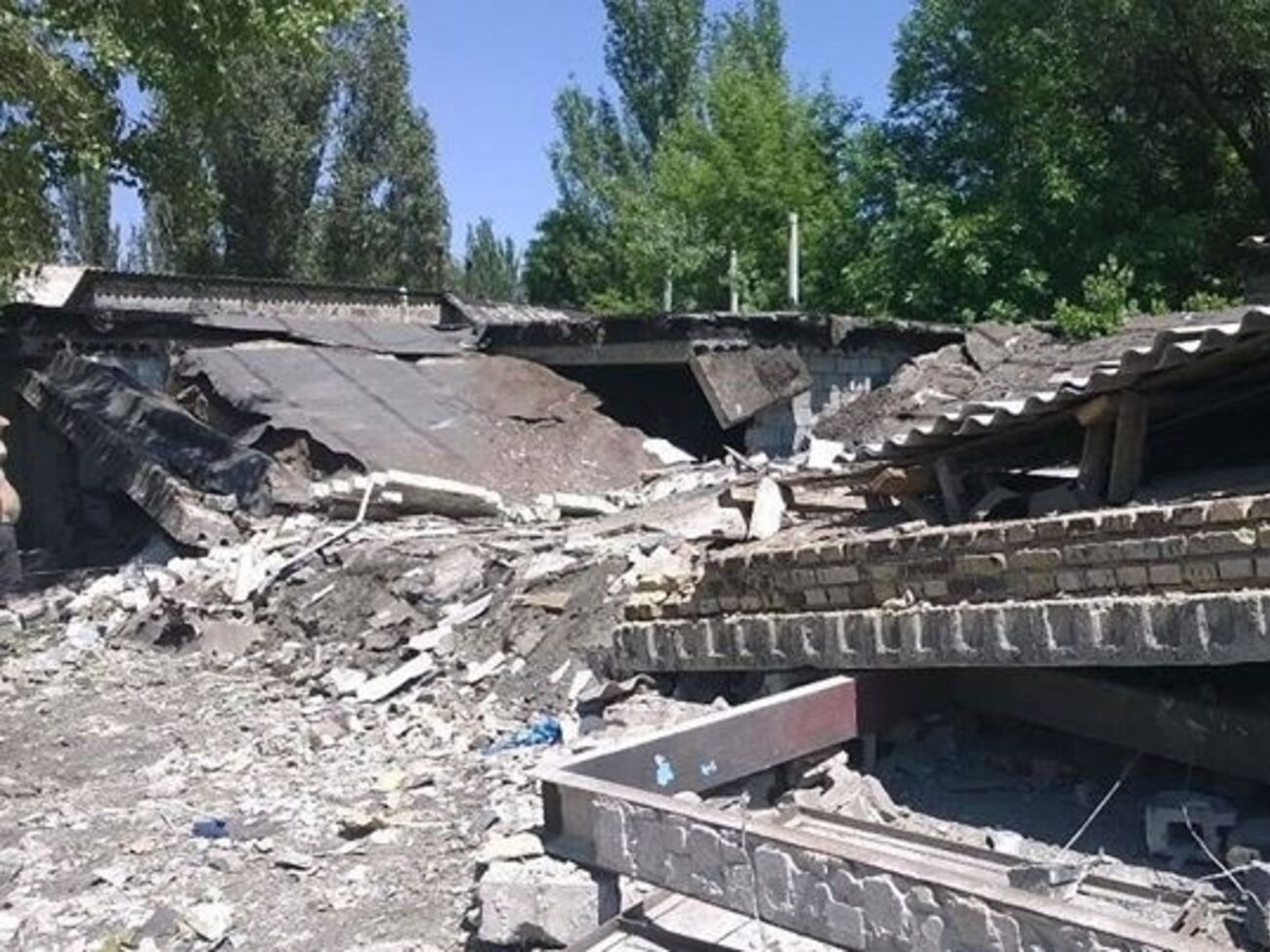 По данным местных жителей, во время обстрела повреждены 10 жилых домов