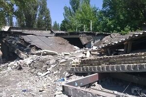 По данным местных жителей, во время обстрела повреждены 10 жилых домов