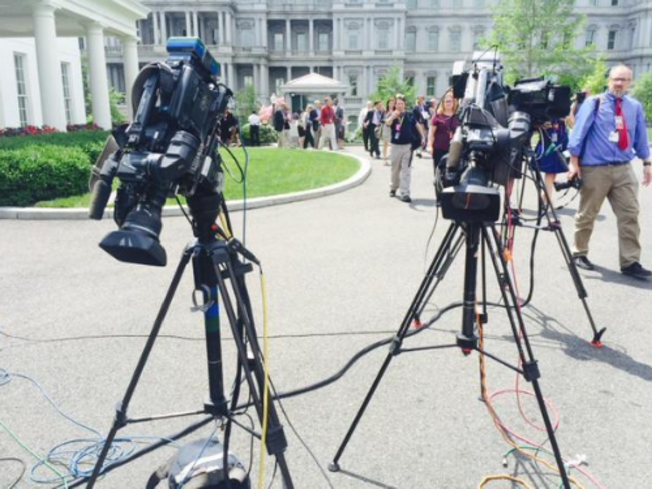 Всех присутствовавших в здании вывели на улицу