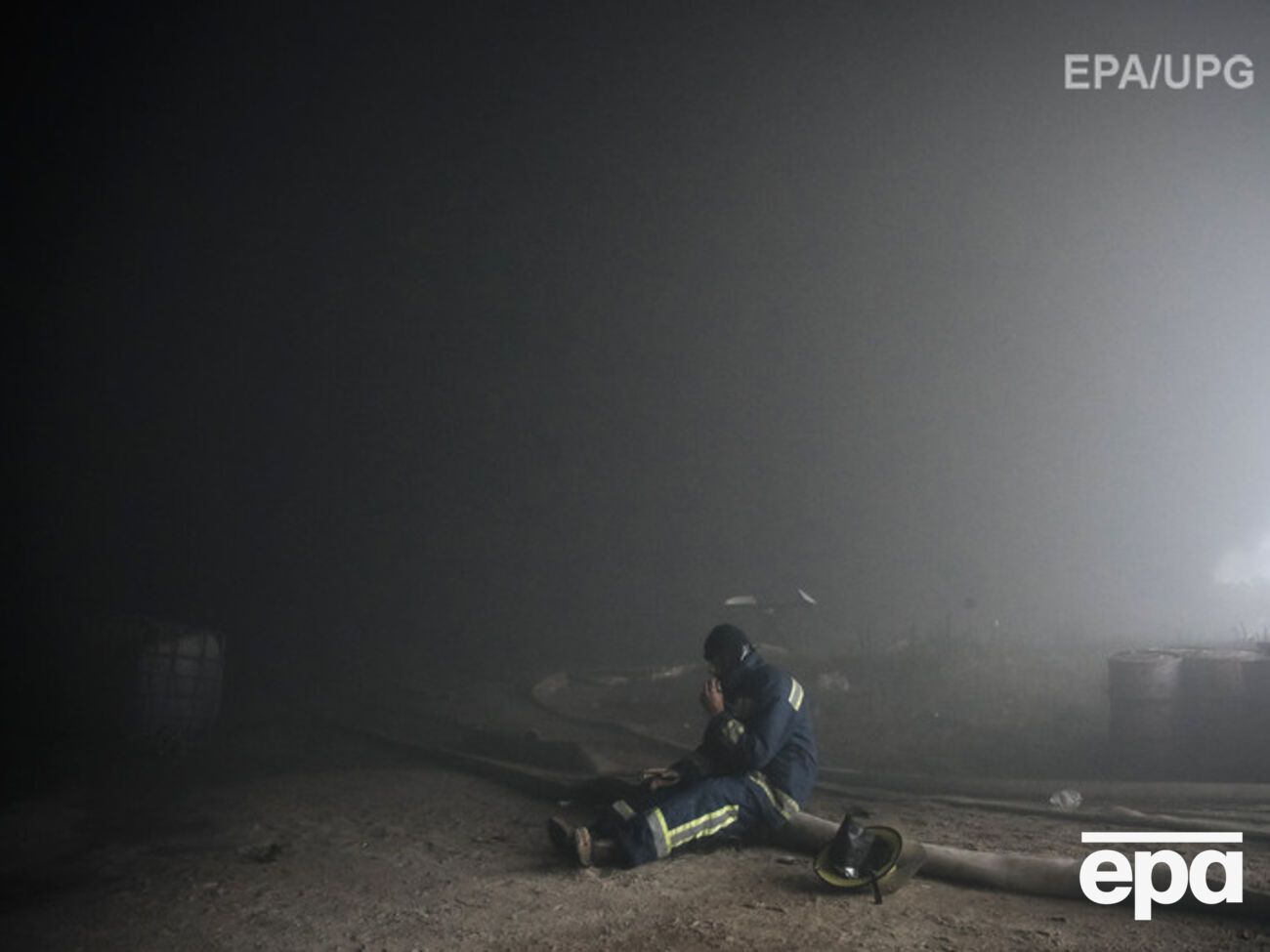 Огонь на нефтебазе удалось локализовать через сутки после начала пожара