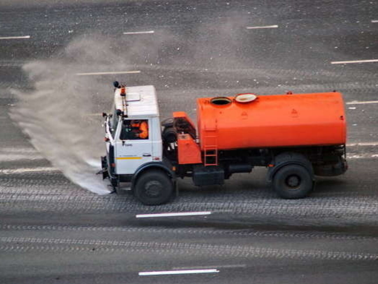 Виталий Кличко поручил вывести на улицы Киева спецтехнику для профилактического мытья дорог