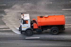 Виталий Кличко поручил вывести на улицы Киева спецтехнику для профилактического мытья дорог