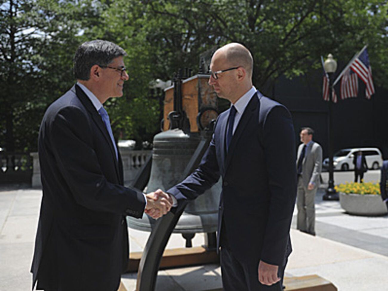 Премьер-министр Украины Арсений Яценюк в ходе визита в Вашингтон встретился с министром финансов США&nbsp;Джейкобом Лью