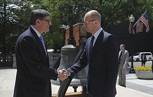 Премьер-министр Украины Арсений Яценюк в ходе визита в Вашингтон встретился с министром финансов США Джейкобом Лью