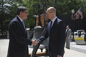 Премьер-министр Украины Арсений Яценюк в ходе визита в Вашингтон встретился с министром финансов США Джейкобом Лью