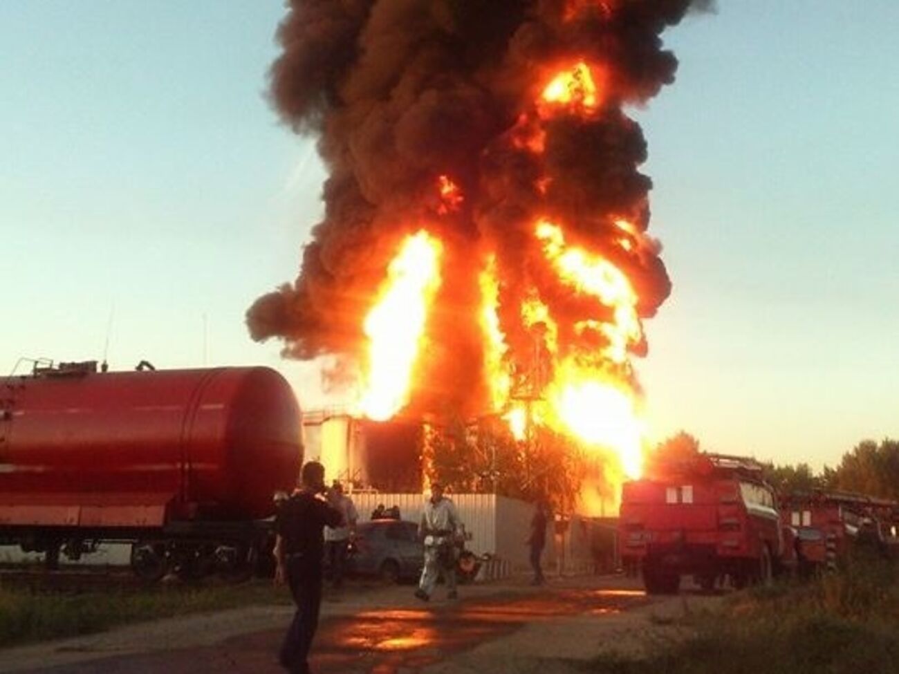 Пожар на нефтебазе под Киевом. Видео