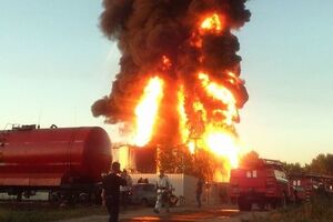 Пожар на нефтебазе под Киевом. Видео