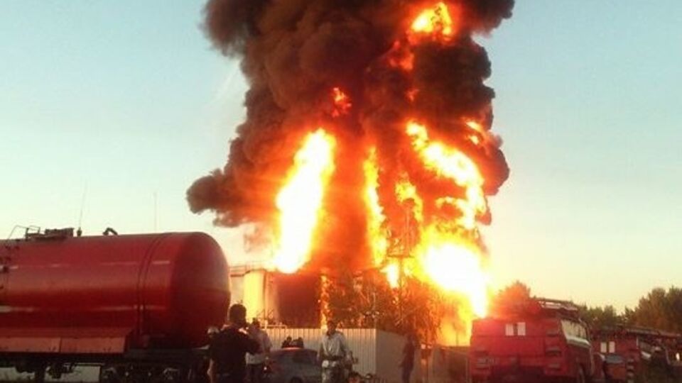Пожар на нефтебазе под Киевом. Видео