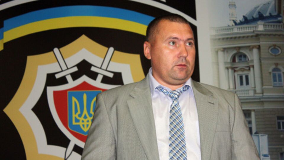 Олег Макуха родился в Донецке, выпускник Донецкого института внутренних дел. В милиции работает с 1989 года