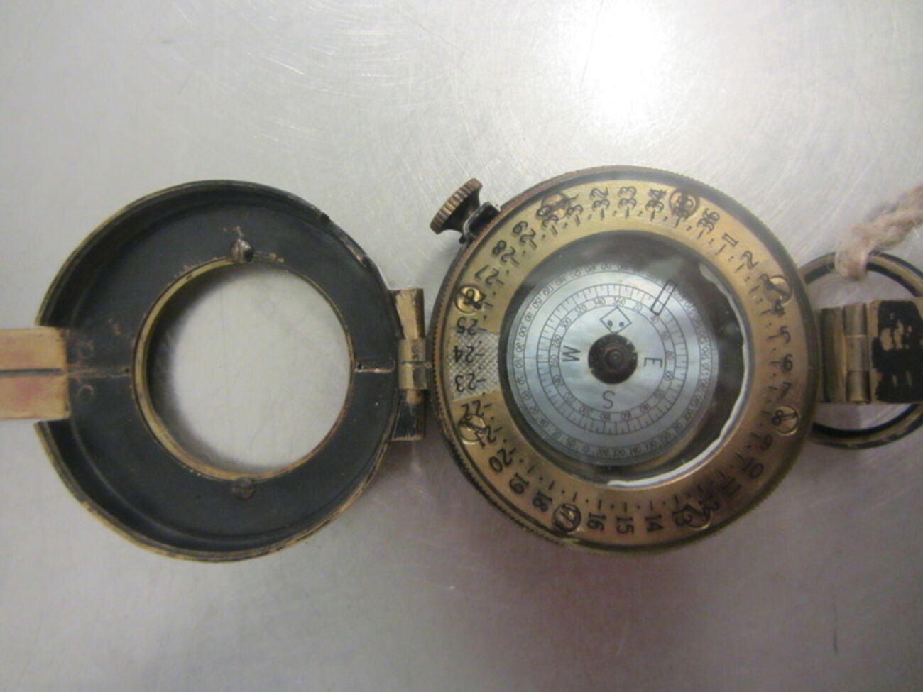 Компас с пятикратным превышением радиационного фона