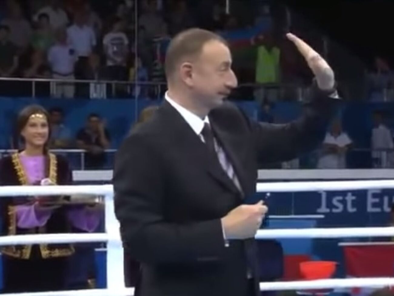 Ильхам Алиев взмахом руки превращает свист в овации