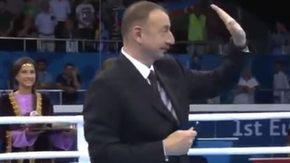 Ильхам Алиев взмахом руки превращает свист в овации