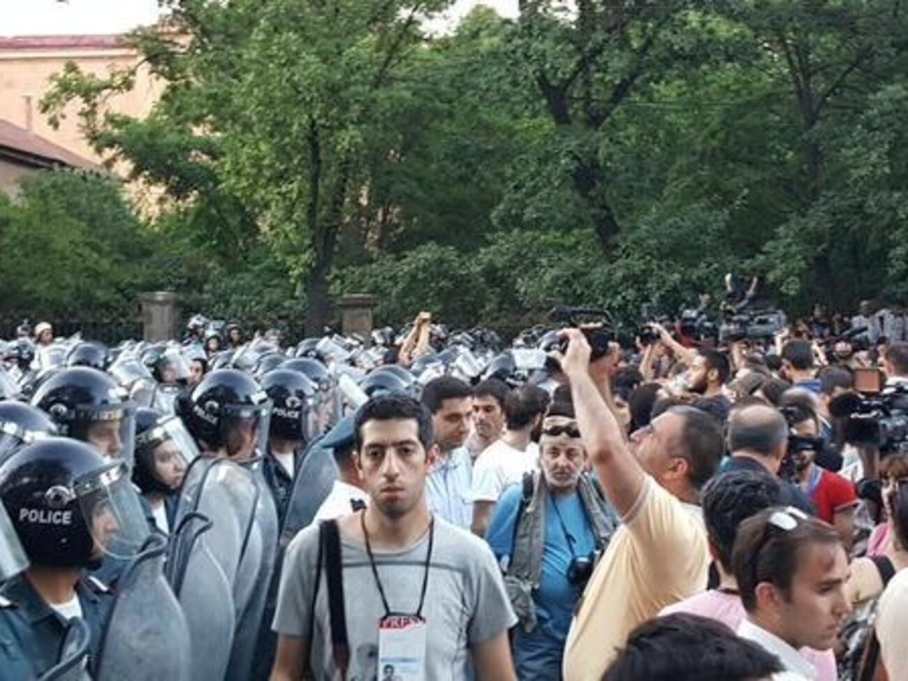 Правоохранители предупредили, что если протестующие останутся, полиция "будет вынуждена в полной мере задействовать свои полномочия, закрепленные за ней законодательством"