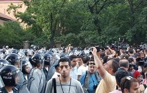 Правоохранители предупредили, что если протестующие останутся, полиция "будет вынуждена в полной мере задействовать свои полномочия, закрепленные за ней законодательством"