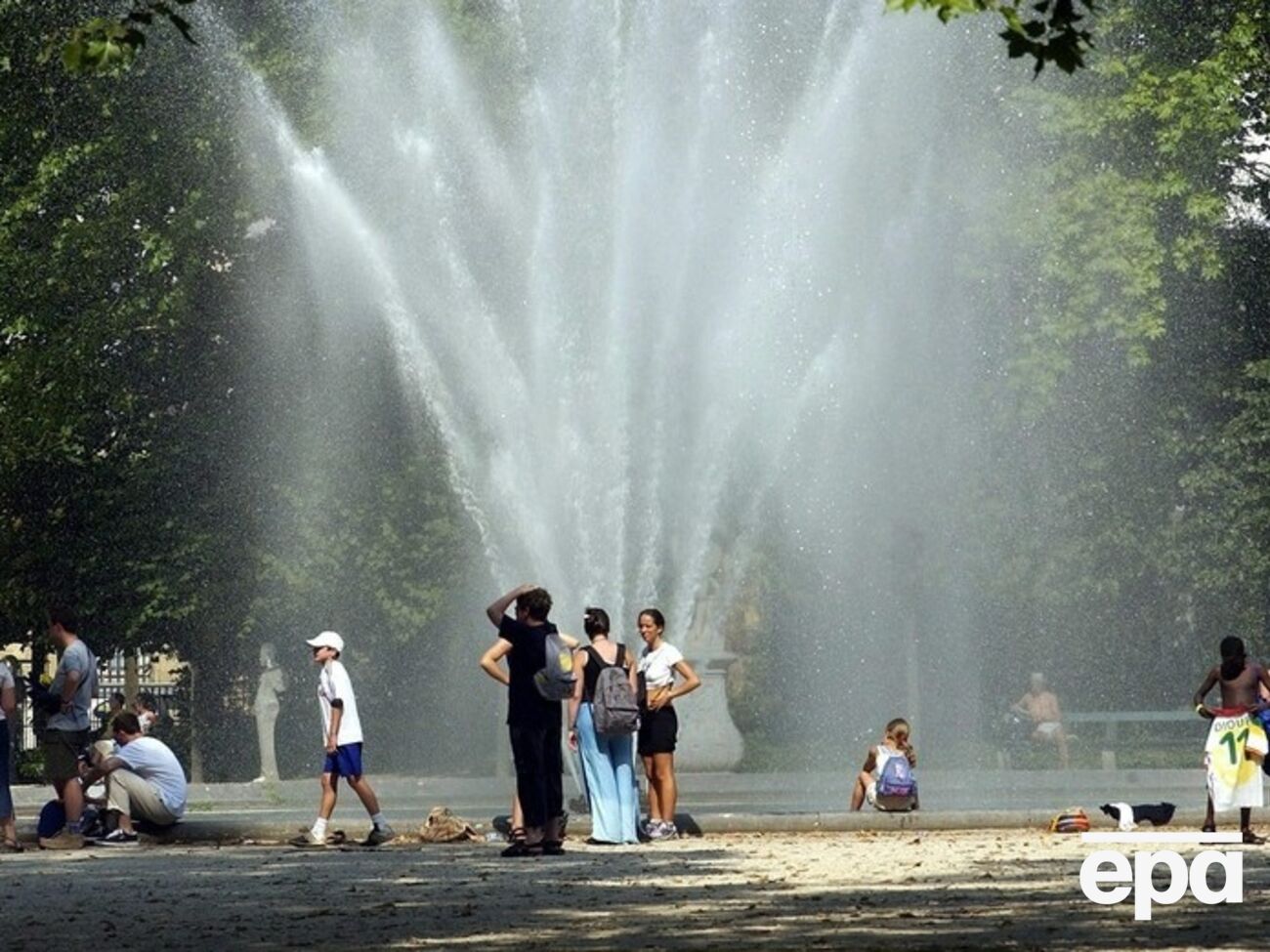Власти советуют людям не находиться на солнце в самое жаркое время суток, использовать солнцезащитный крем, выходя на улицу, пить много воды