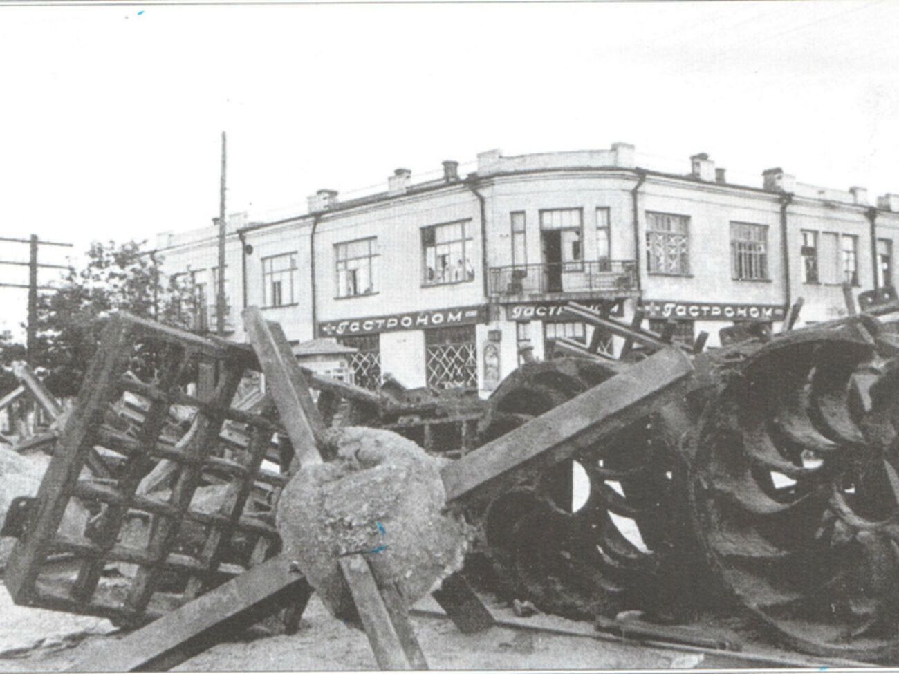 Баррикада из противотанковых "ежей" возле завода "Большевик"