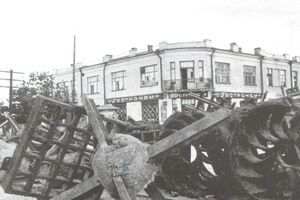 Баррикада из противотанковых "ежей" возле завода "Большевик"