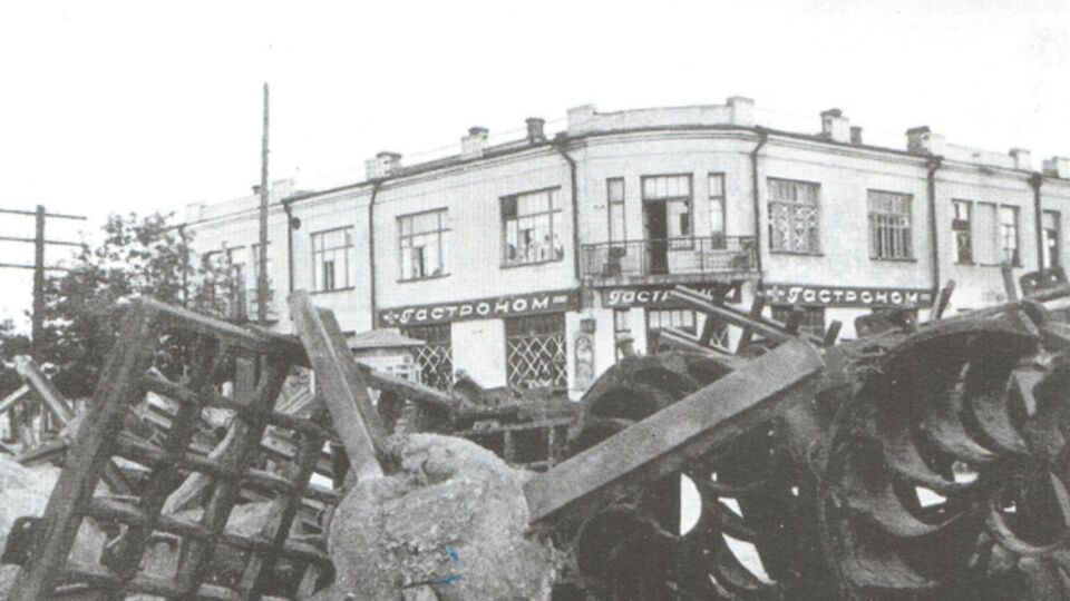 Баррикада из противотанковых "ежей" возле завода "Большевик"