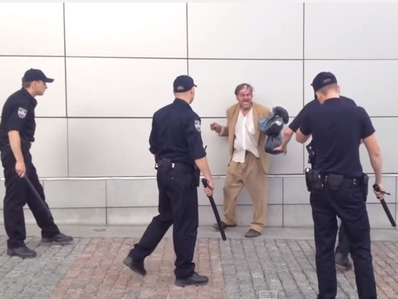 Киевские полицейские задержали бродягу, который бросался на них с "заточкой". Видео