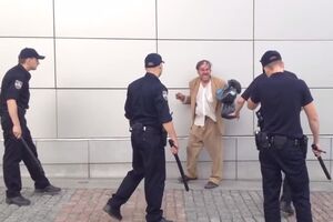 Киевские полицейские задержали бродягу, который бросался на них с "заточкой". Видео