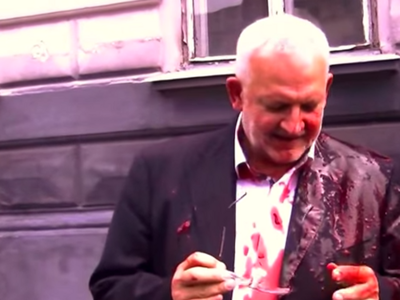 Депутата от Оппозиционного блока облили свиной кровью. Видео