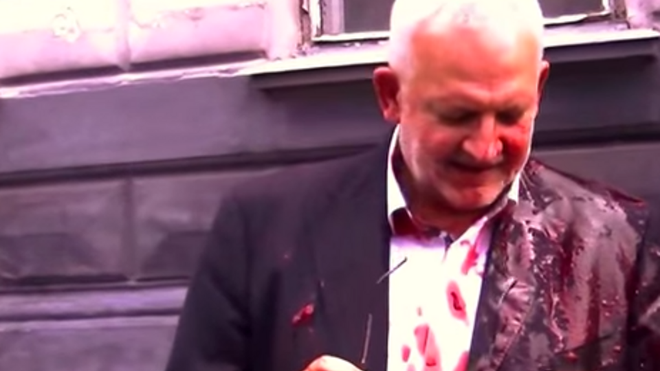 Депутата от Оппозиционного блока облили свиной кровью. Видео